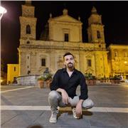 Posso tradurre da inglese a italiano e viceversa.
Sono anche bravo ad aiutare con i compiti d'inglese.